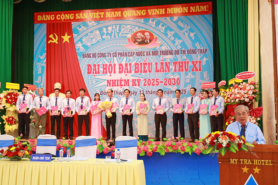  14. BCH Dang bo khoa moi ra mat, hua hen.jpg